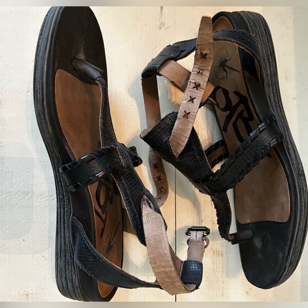 OTBT black sandals